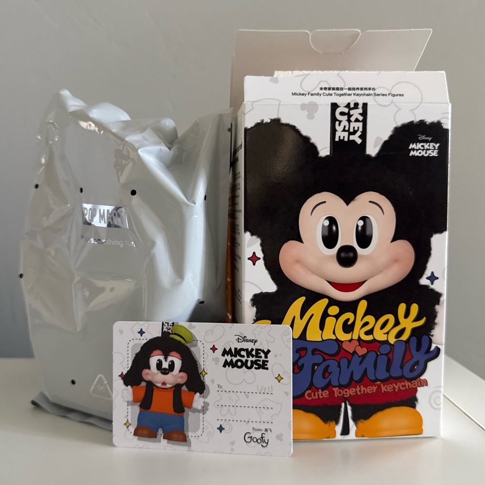 Pop Mart MICKEY FAMILY CUTE TOGETHER KEYCHAIN PLUSHIE - Goofy - Picture 3 of 6